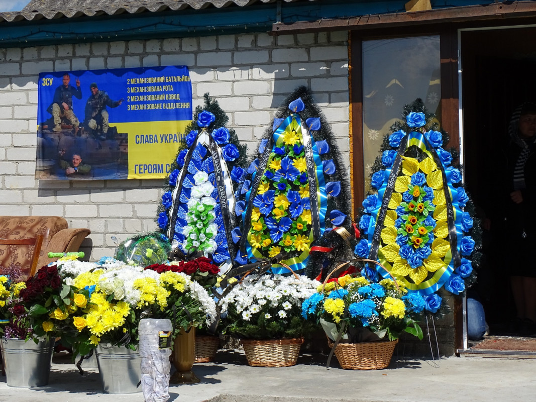 Останню дорогу встелили тюльпанами та бузком: на Волині попрощалися із 39-річним Героєм Андрієм Сливкою