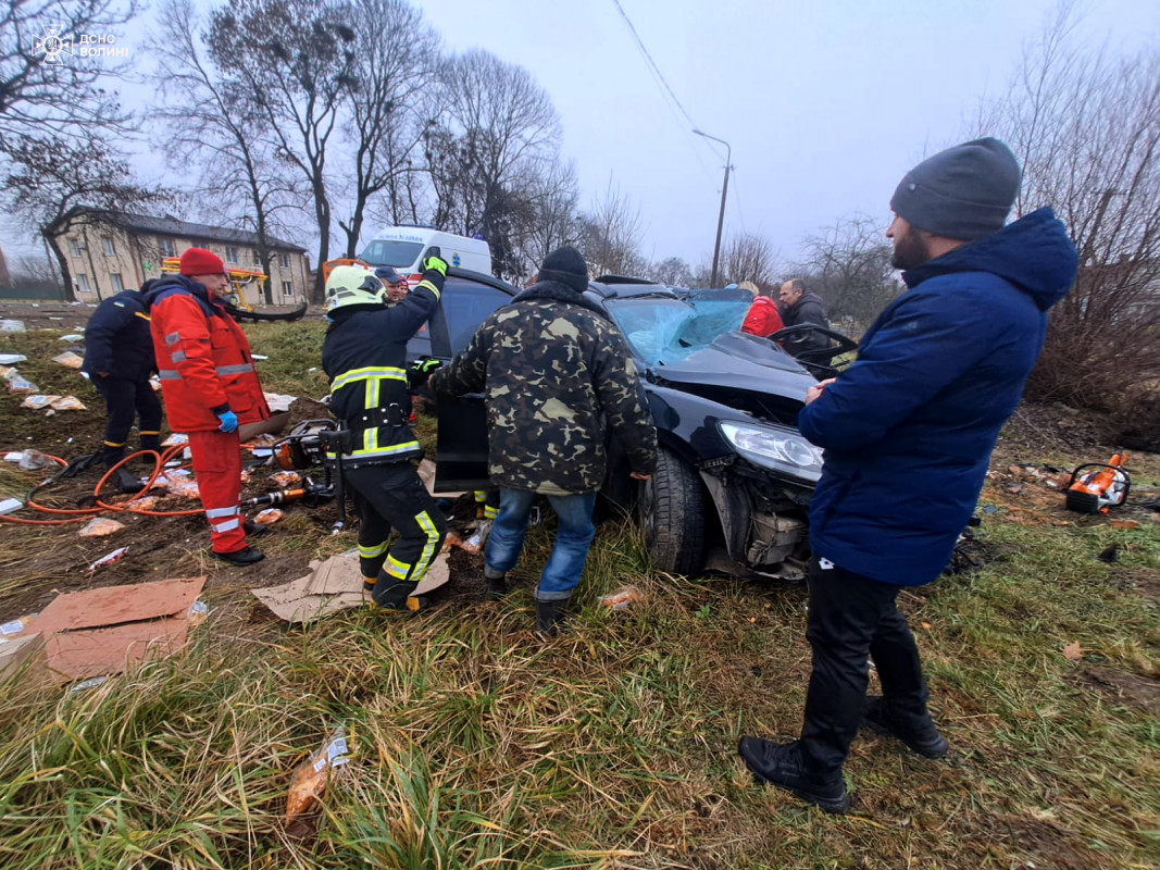 ДТП на Волині: рятувальники визволили постраждалого із затиснутого авто. Оновлено