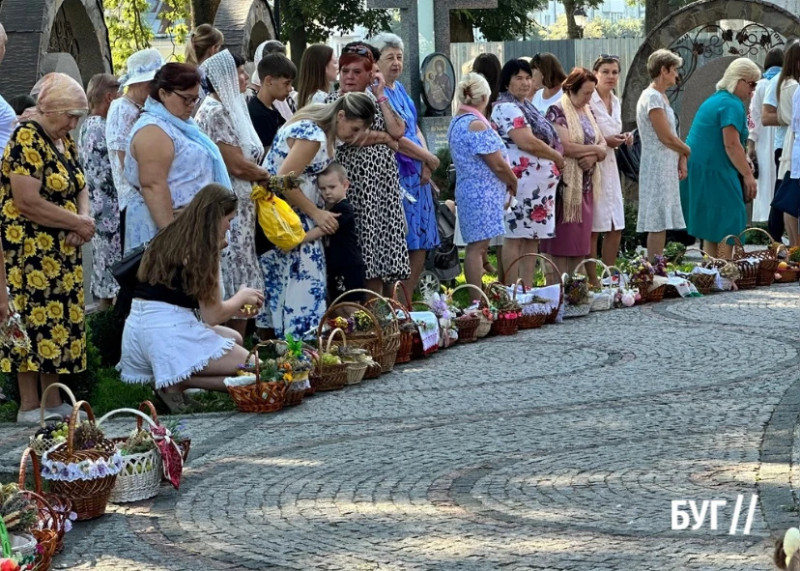 З кошиками до храму: як на Волині відзначають Яблучний Спас