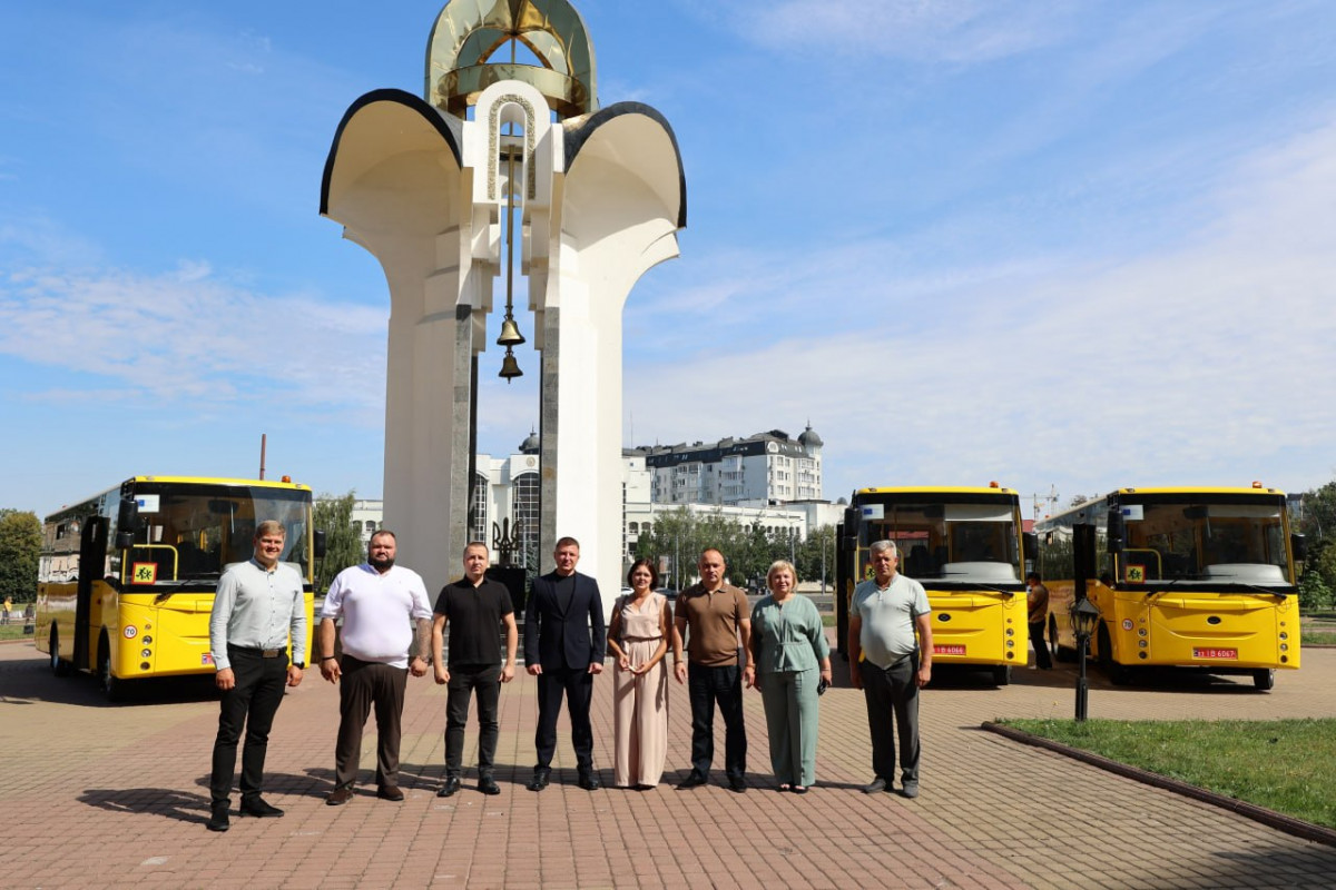 Три громади Волині отримали нові шкільні автобуси