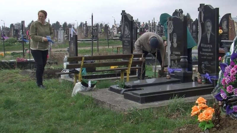 «Посиджу тут, поговорю і ніби легше»: перед Великоднем волиняни доводять до ладу могили рідних на кладовищах
