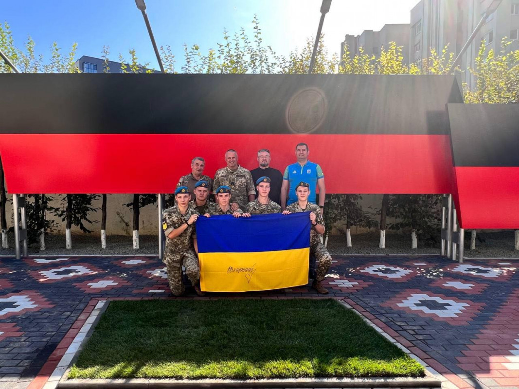 Залужний передав Волинському військовому ліцею прапор України зі своїм підписом