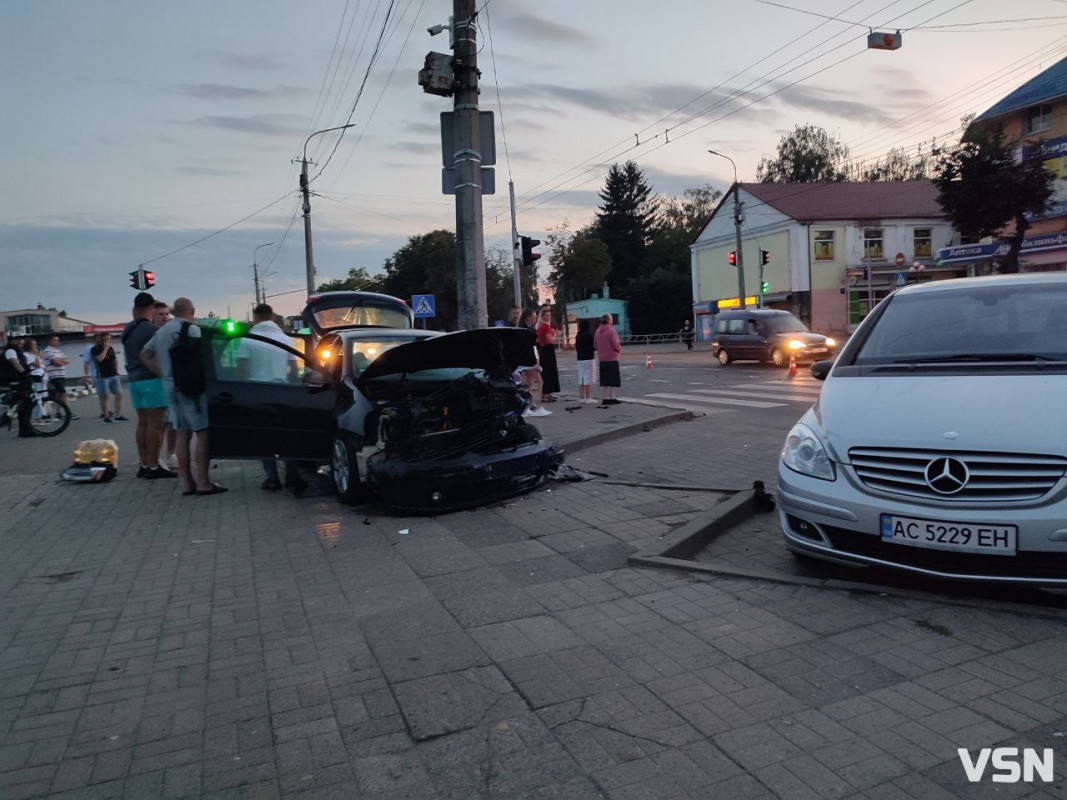 Вирвало колесо, а частини авто розлетілися по тротуару: біля Старого ринку у Луцьку - ДТП. Відео