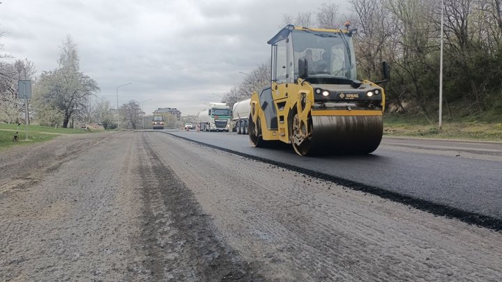 На Волині латають розбиті після зими дороги: де вже працює техніка