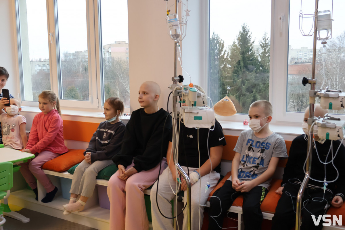 На Волині у лікарняних палатах засяяло свято: поліцейські подарували дітям день усмішок