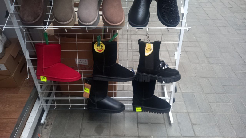 Скільки на ринку у Луцьку коштують зимові куртки та взуття?