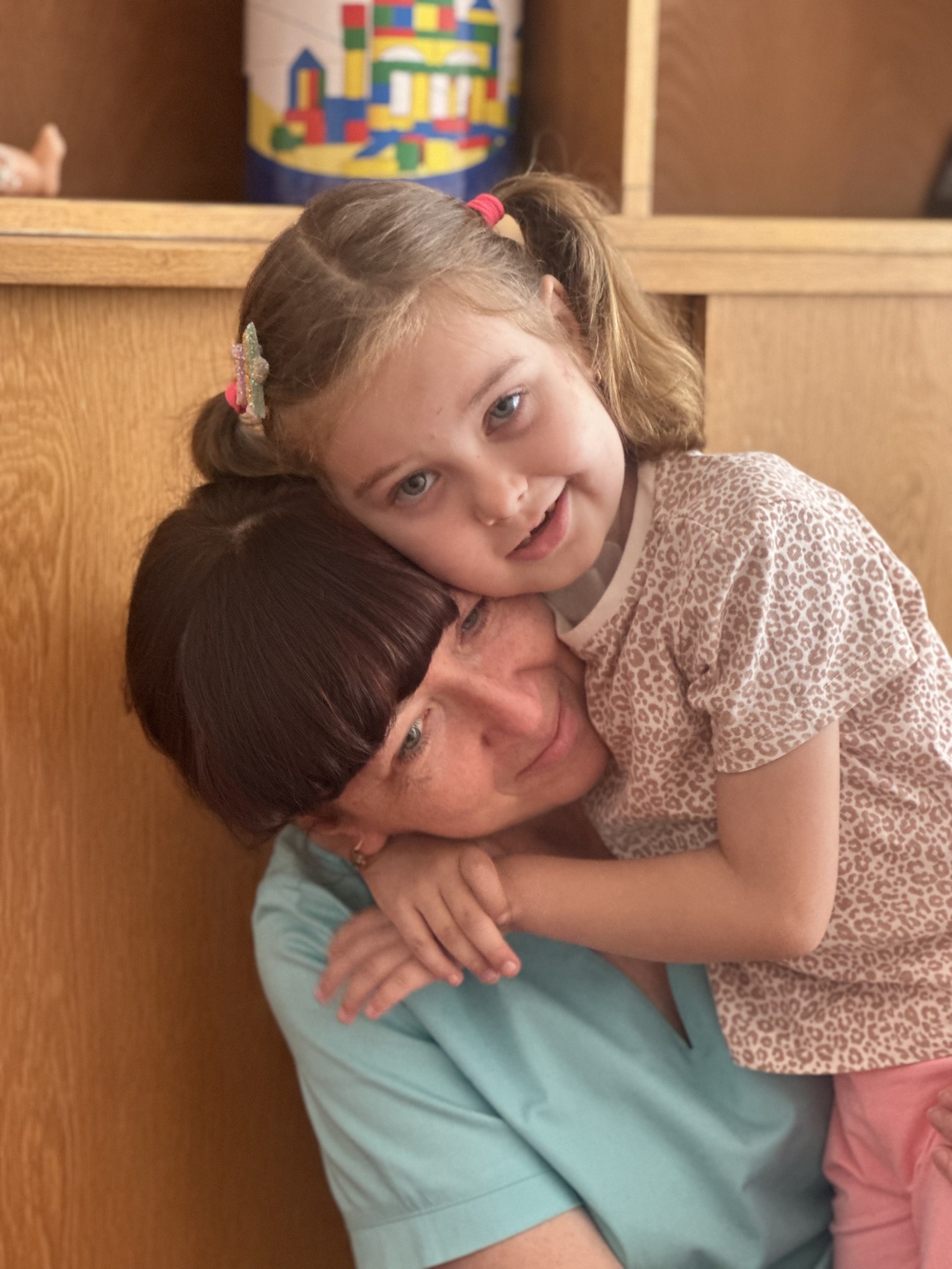 «Щастя — коли дитина забрала ложку і почала сама їсти»: у Луцьку після жахливої ДТП відновлюється шестирічна Єва