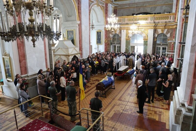 У Луцьку з військовими почестями поховали Героїв Романа Меюса та Олександра Радивоніка