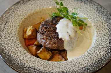 Де забронювати столик на 8 березня у Луцьку