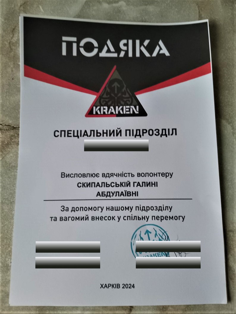 «Зігрівають мужніх воїнів на передовій»: волинянка разом з онуком третій рік шиє устілки для військових