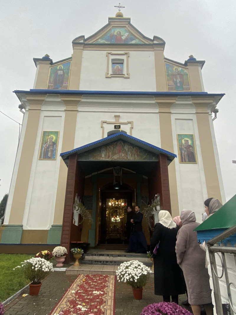 Перейшли до ПЦУ, а священник МП не хотів віддавати ключі від храму: митрополит Михаїл відвідав парафію на Волині. Фото