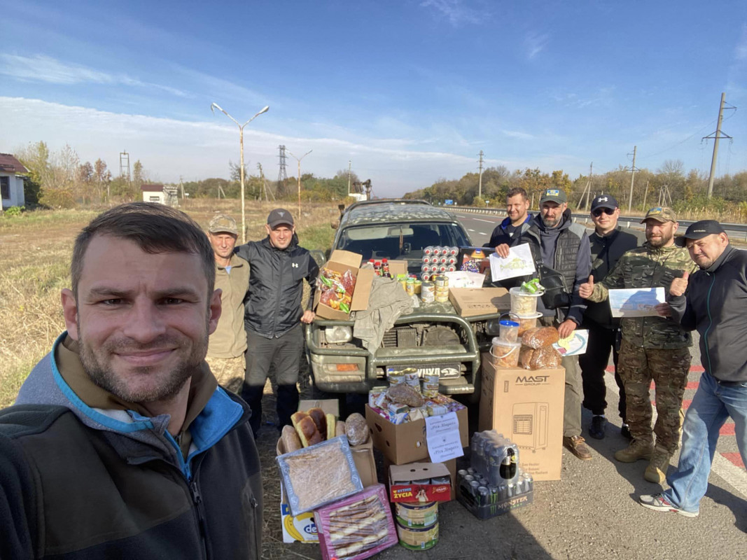 Три авто для ЗСУ і 2 тонни вантажу: волинські волонтери доставили допомогу на Донеччину