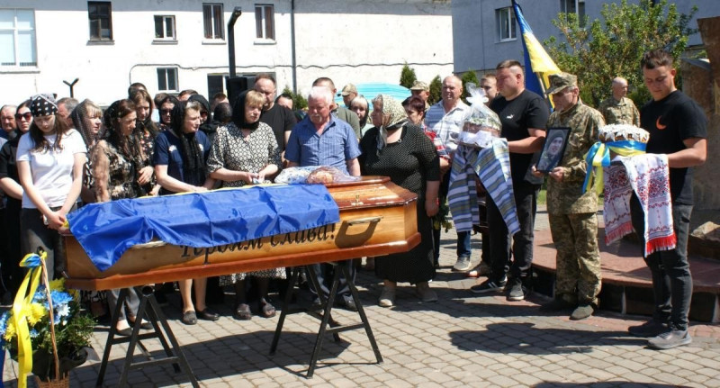 Після 789 днів очікування: на Волині провели в останню дорогу 21-річного Героя Івана Бречка