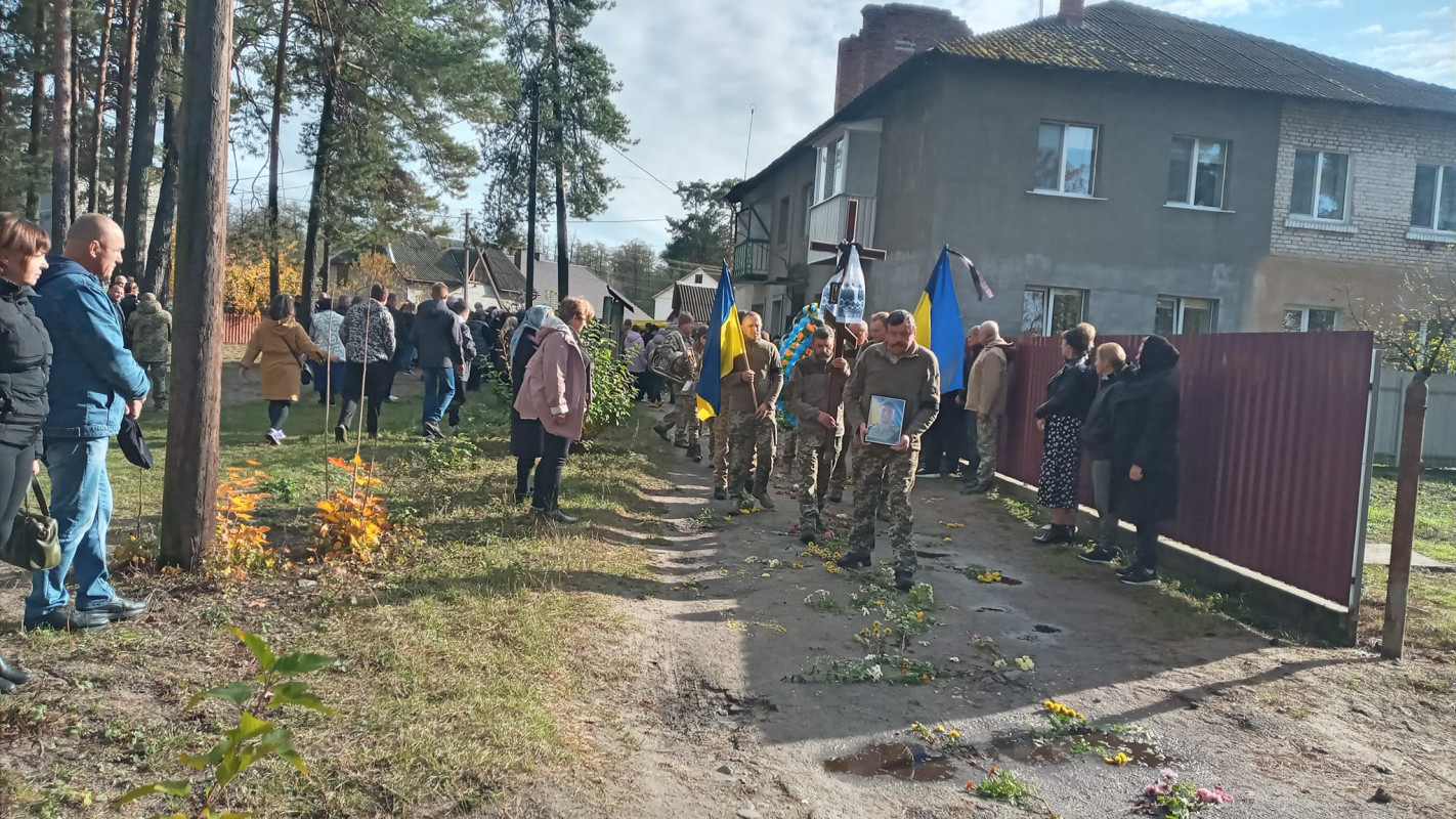 На Волині все село прийшло на поховання Героя Володимира Карпука, якого вважали зниклим безвісти. Фото