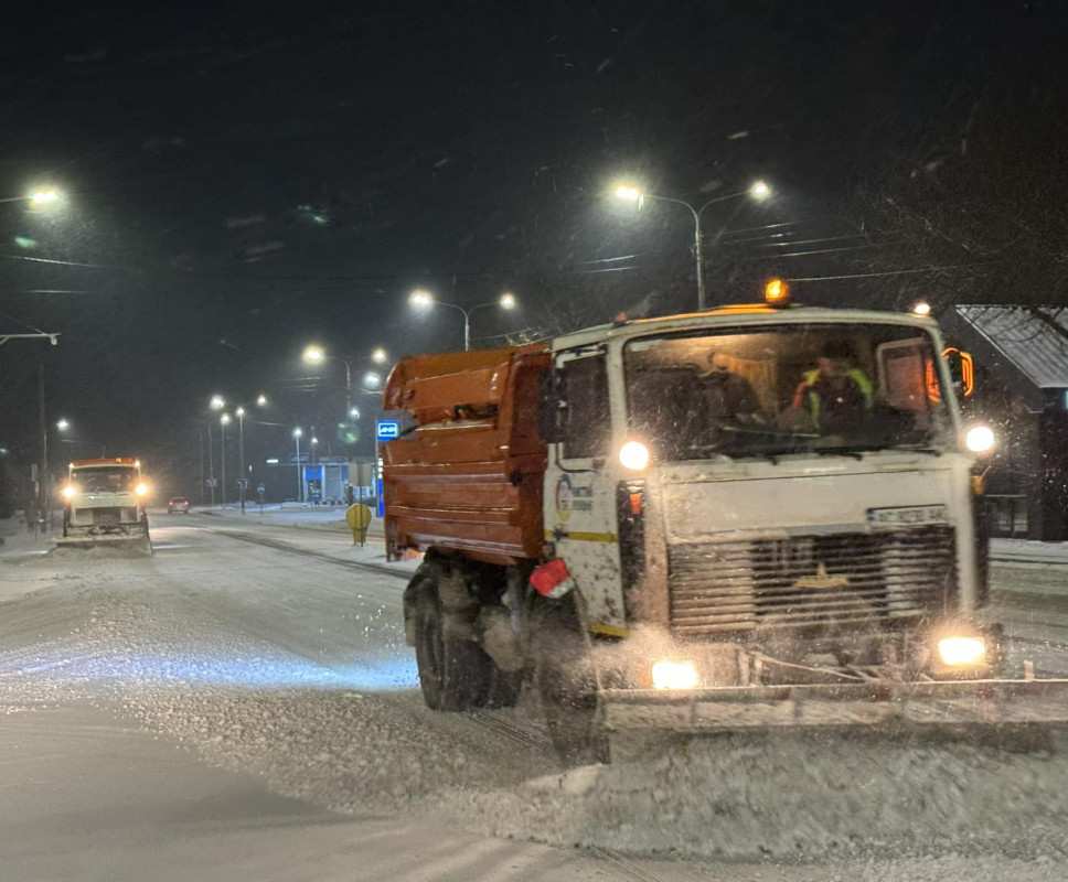 І вдень, і вночі: через снігопад у Луцьку працює снігоочисна техніка