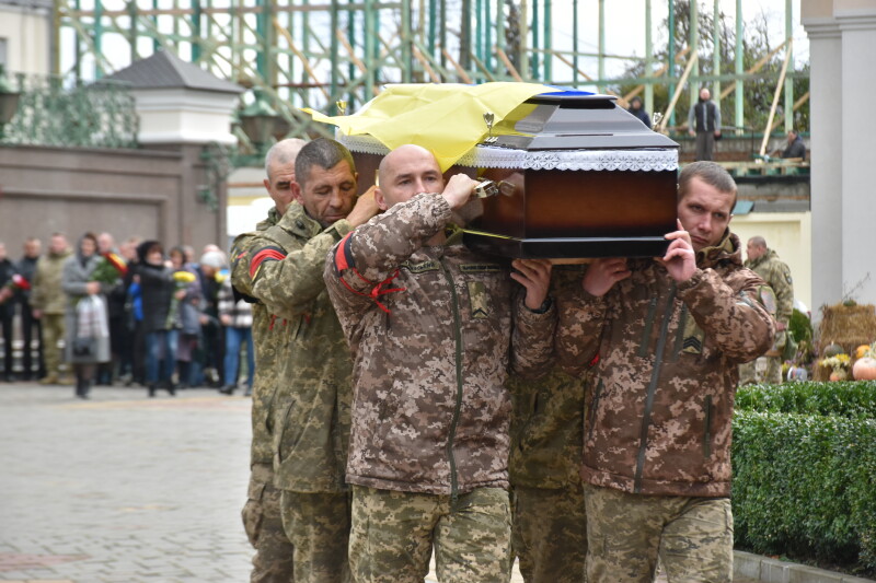 Життя обірвалось під час бойового завдання: у Луцьку попрощалися з Героєм Максимом Баєвим