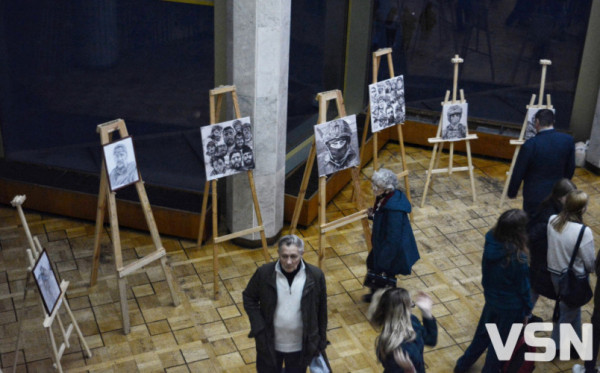 «Допоможемо ЗСУ разом»: у Луцьку театрали продавали картини та показали виставу про боротьбу добра зі злом