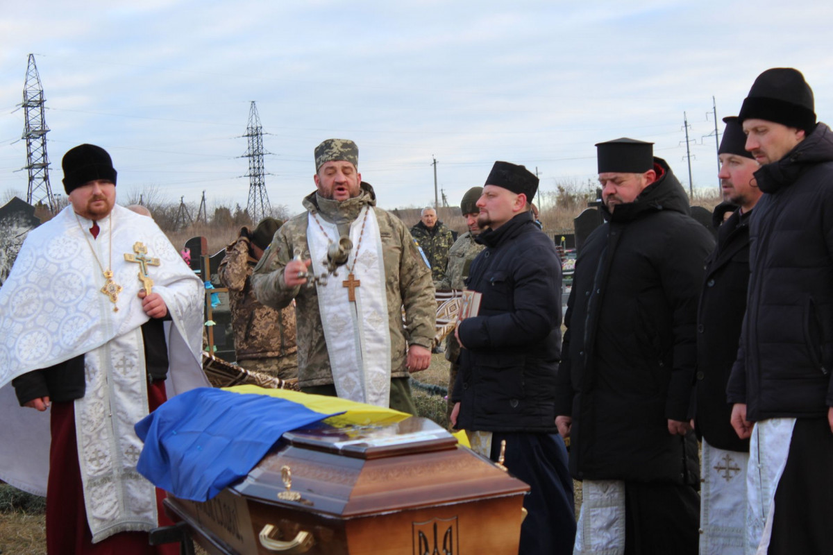 Весільний коровай розділили на кладовищі: на Волині попрощались з Героєм Павлом Бурцем