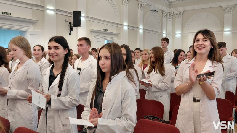 У Луцьку відбулася посвята першокурсників медфакультету: 220 студентів одягнули білі халати