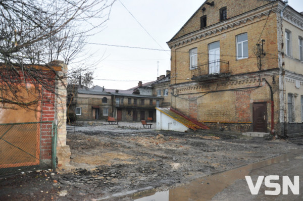 Може обвалитися балкон: у Луцьку руйнується пам'ятка, щодо якої розгорівся скандал
