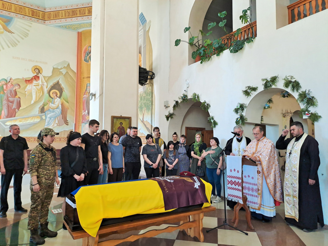 Слова «пізніше наберу» стали останніми: на Волині поховали Героя Віктора Лєньо