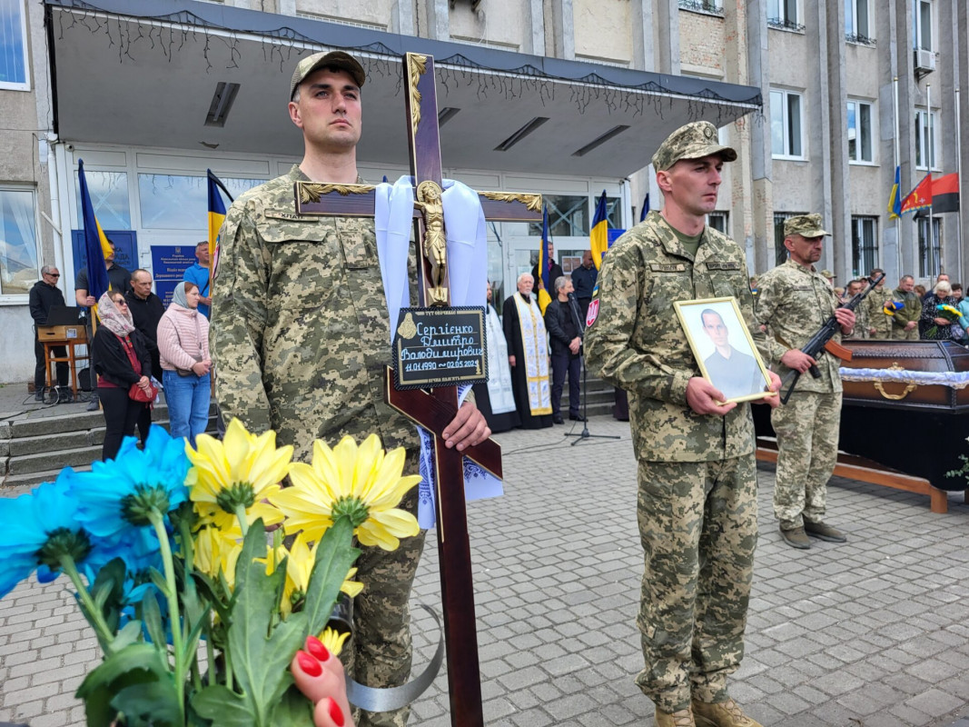 Учасник АТО, поліцейський, батько: на Волині попрощалися з 35-річним Героєм Дмитром Сергієнком