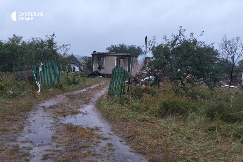 «Згорів будинок, хлів, пилорама, документи та гроші, які були в хаті»: у селі у Луцькому районі з літака впав боєприпас