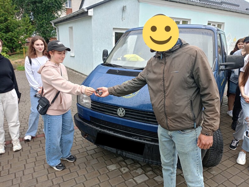 Студенти волинського коледжу передали автівку для воїнів 100 омбр