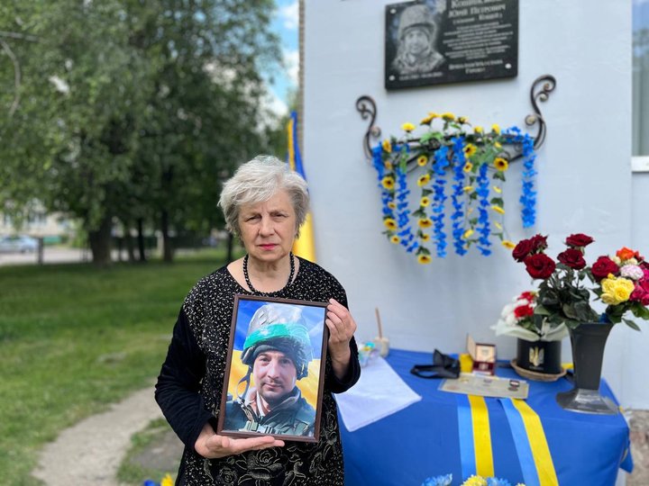«Я пишу йому листи, які він ніколи не прочитає»: у Луцьку відкрили меморіальну дошку Герою Юрію Кошинському