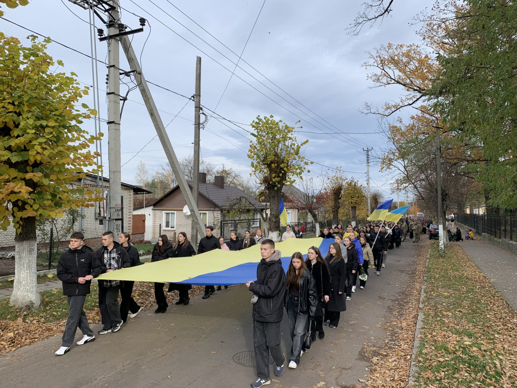 Осиротіла донечка: на Волині в останню путь провели 42-річного Героя Петра Оверчука