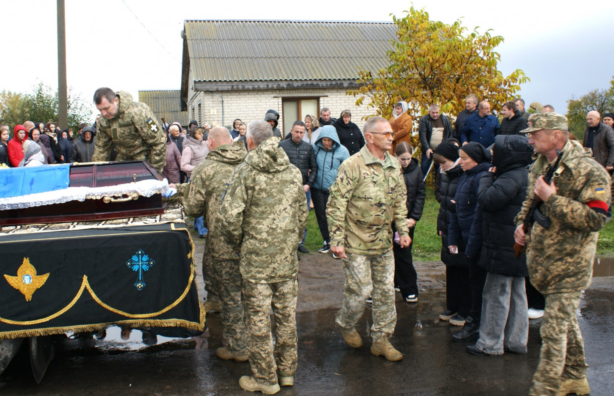 Світла людина зі щирим серцем: на Волині попрощалася з військовим Миколою Пахлею