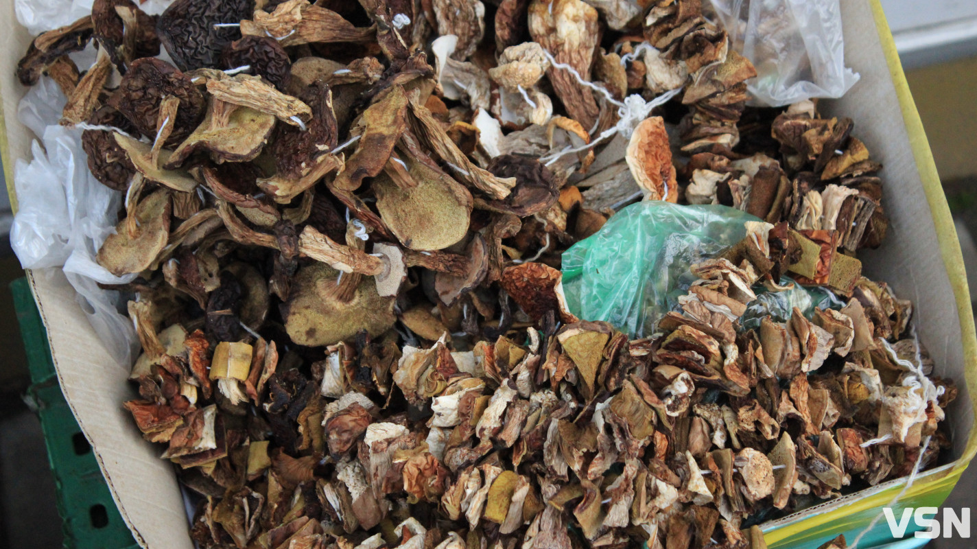 Дорожчі за м'ясо: скільки коштують сушені гриби на ринку у Луцьку?