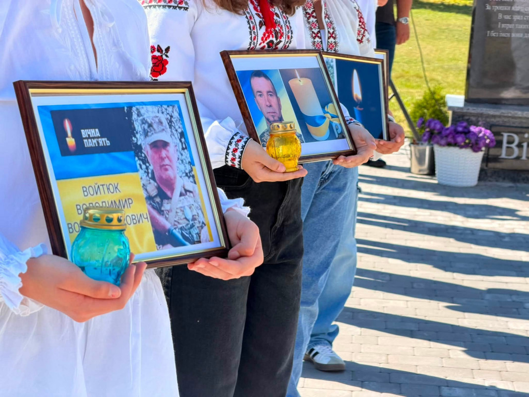 У гімназії на Волині відкрили пам’ятний знак на честь 18 загиблих випускників