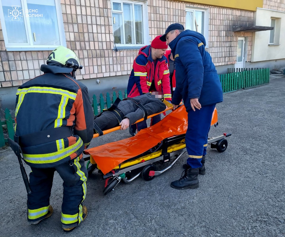 Упав на бетонну конструкцію: на Волині чоловік травмувався під час ремонту супутникової антени