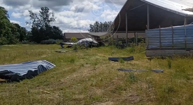 На Волині негода повалила дерево та зірвала дах складу
