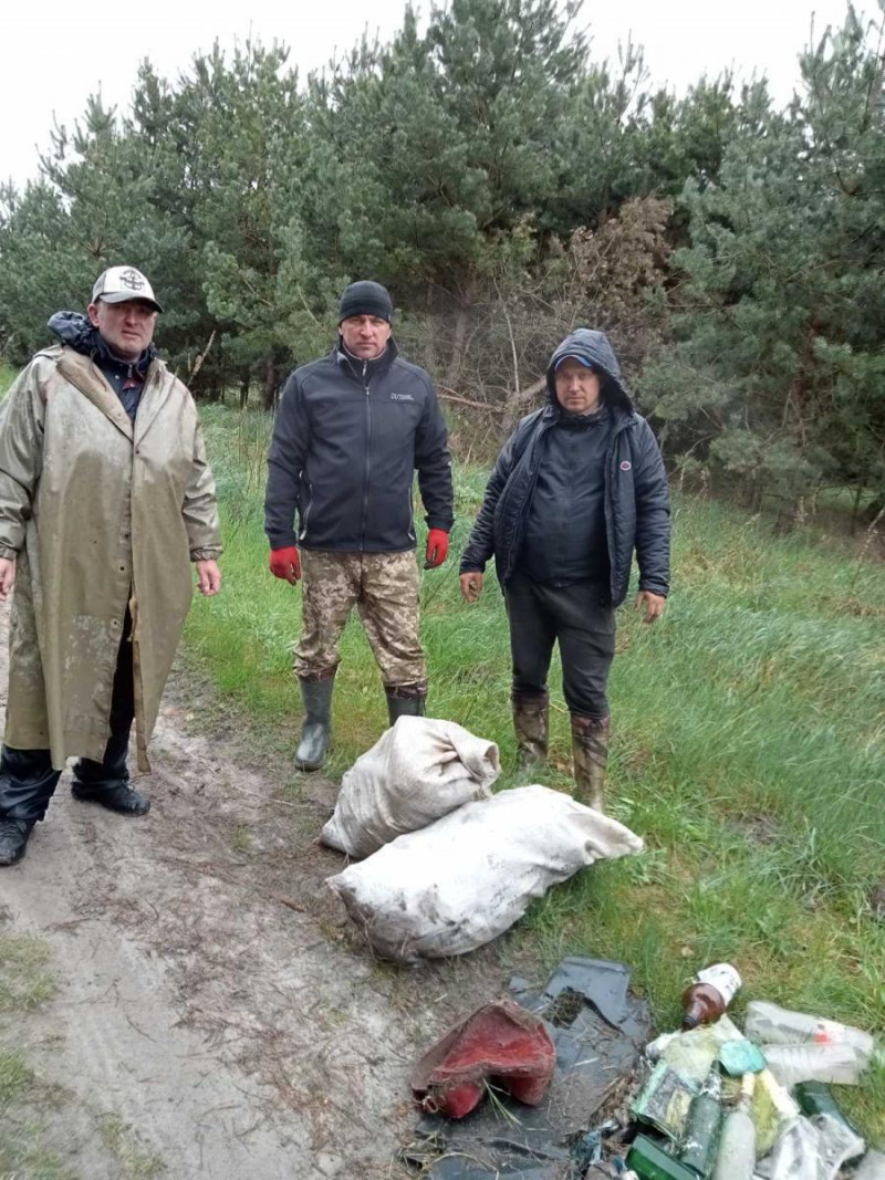 Дощ не став на заваді: волиняни прибрали від сміття заплаву річки Стир в Чебенях