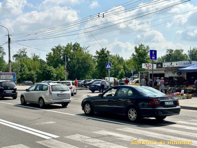 Заборонили стоянку: у Луцьку біля ринку виокремили смугу для громадського транспорту