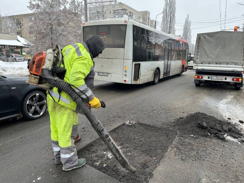 У Луцьку почали аварійний ямковий ремонт доріг: на яких вулицях проводять роботи
