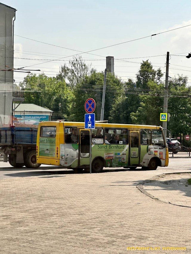 Заборонили стоянку: у Луцьку біля ринку виокремили смугу для громадського транспорту