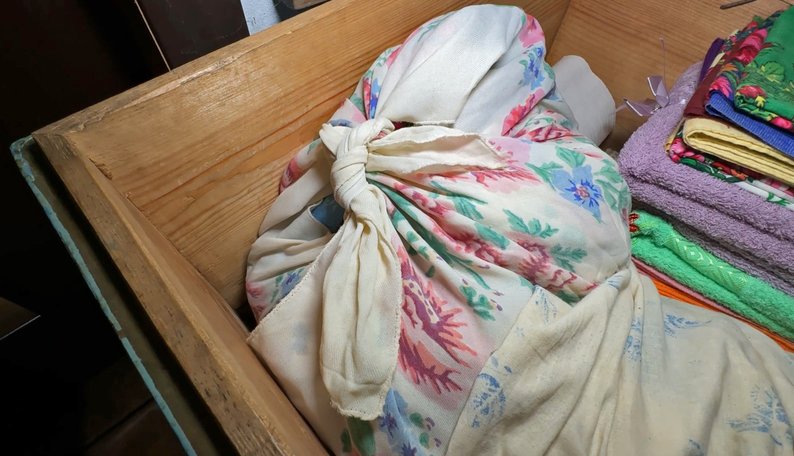 87-річна волинянка показала старовинну скриню «на придане» і клунок «на смерть»