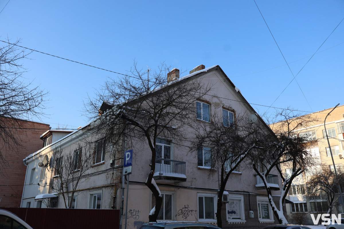 «Коли буде іскрити — тоді й наберете»: у Луцьку мешканці будинку чекають на ремонт оголених мереж, що обросли бурульками