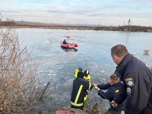 На Закарпатті двоє рибалок провалилися під кригу