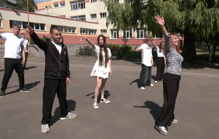 Як у Луцьку готуються до шкільного вальсу випускники - відео