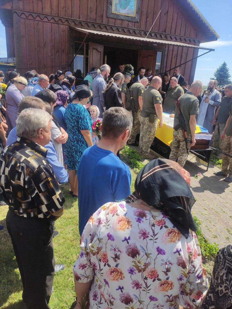 Два роки рідні надіялися, що в полоні: на Волині попрощалися із Героєм Михайлом Назарчуком