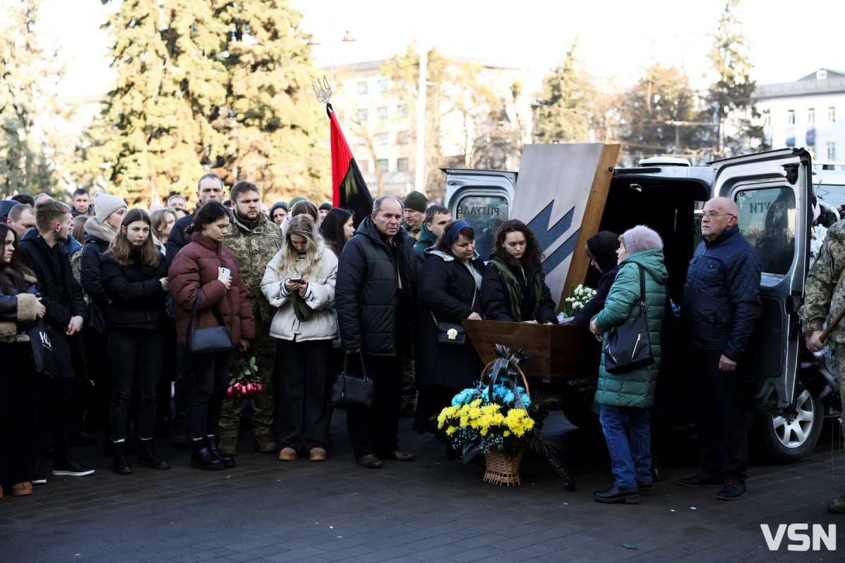 Пішов у бій, як справжній командир: прощання з Героєм у Луцьку. Фото