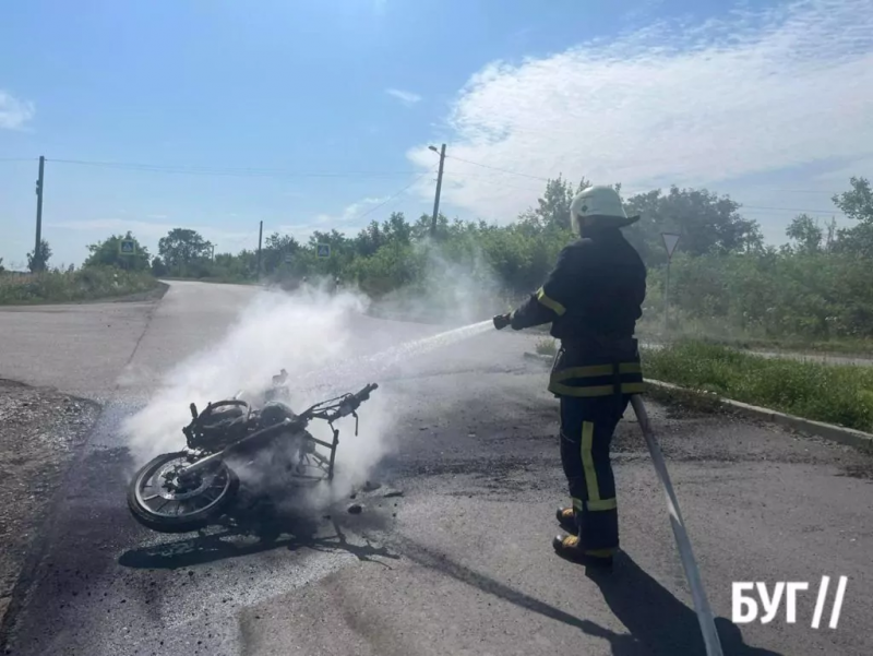На Волині внаслідок ДТП загорівся мотоцикл, водія госпіталізували. Фото