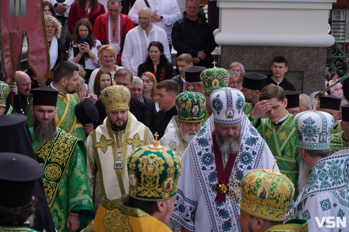 Хресна хода і спільна молитва: як минула літургія за участі Епіфанія у Луцьку. Фоторепортаж