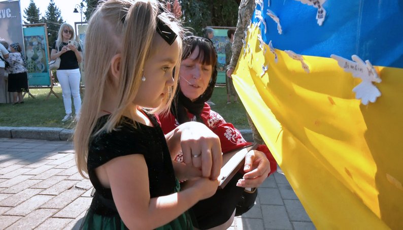«Час не лікує»: у Луцьку розгорнули 40-метровий «Прапор пам’яті» загиблих захисників України