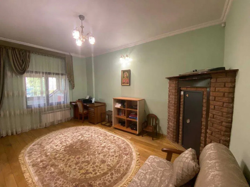 У Луцьку за 750 тисяч доларів продають маєток із басейном і сауною