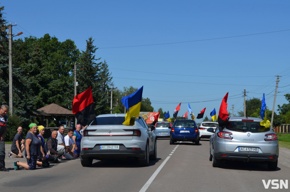 Сотні людей, прапори та квіти: востаннє додому повернувся Герой з Волині Степан Павлович